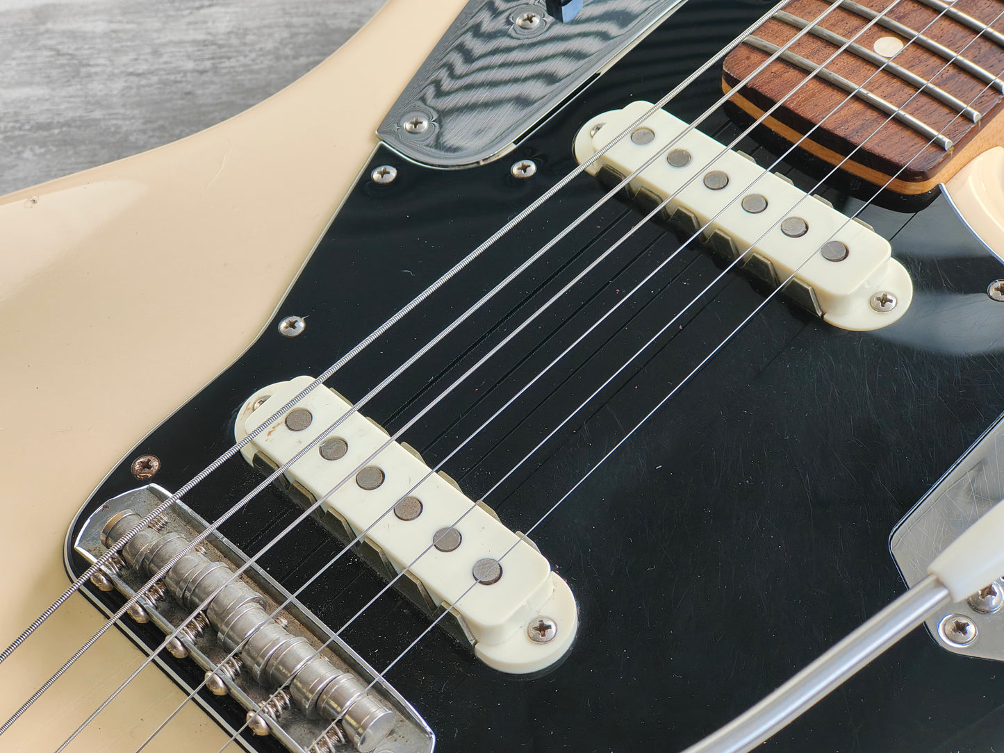 2017 Fender USA American Professional Jaguar (Olympic White)