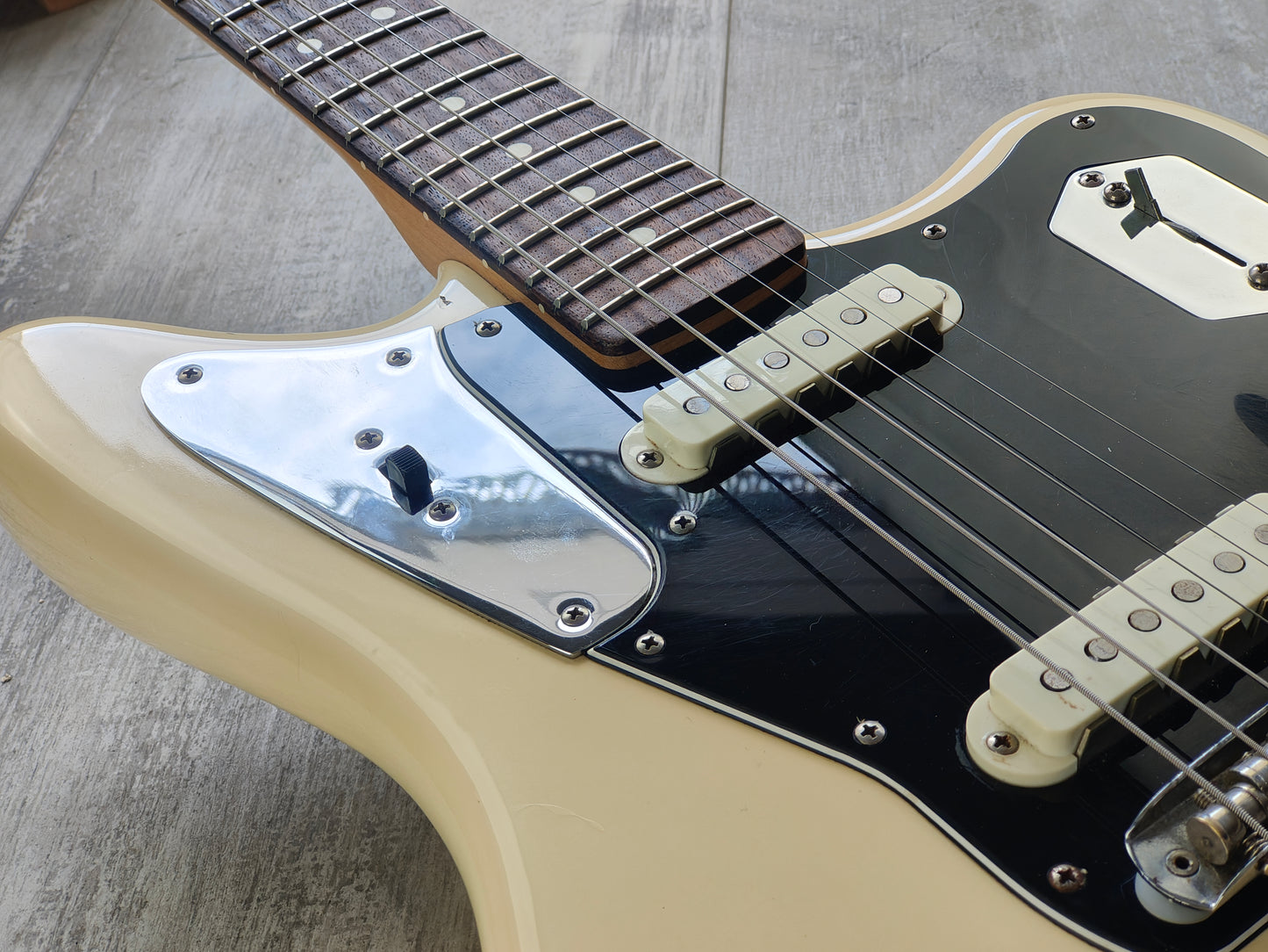 2017 Fender USA American Professional Jaguar (Olympic White)