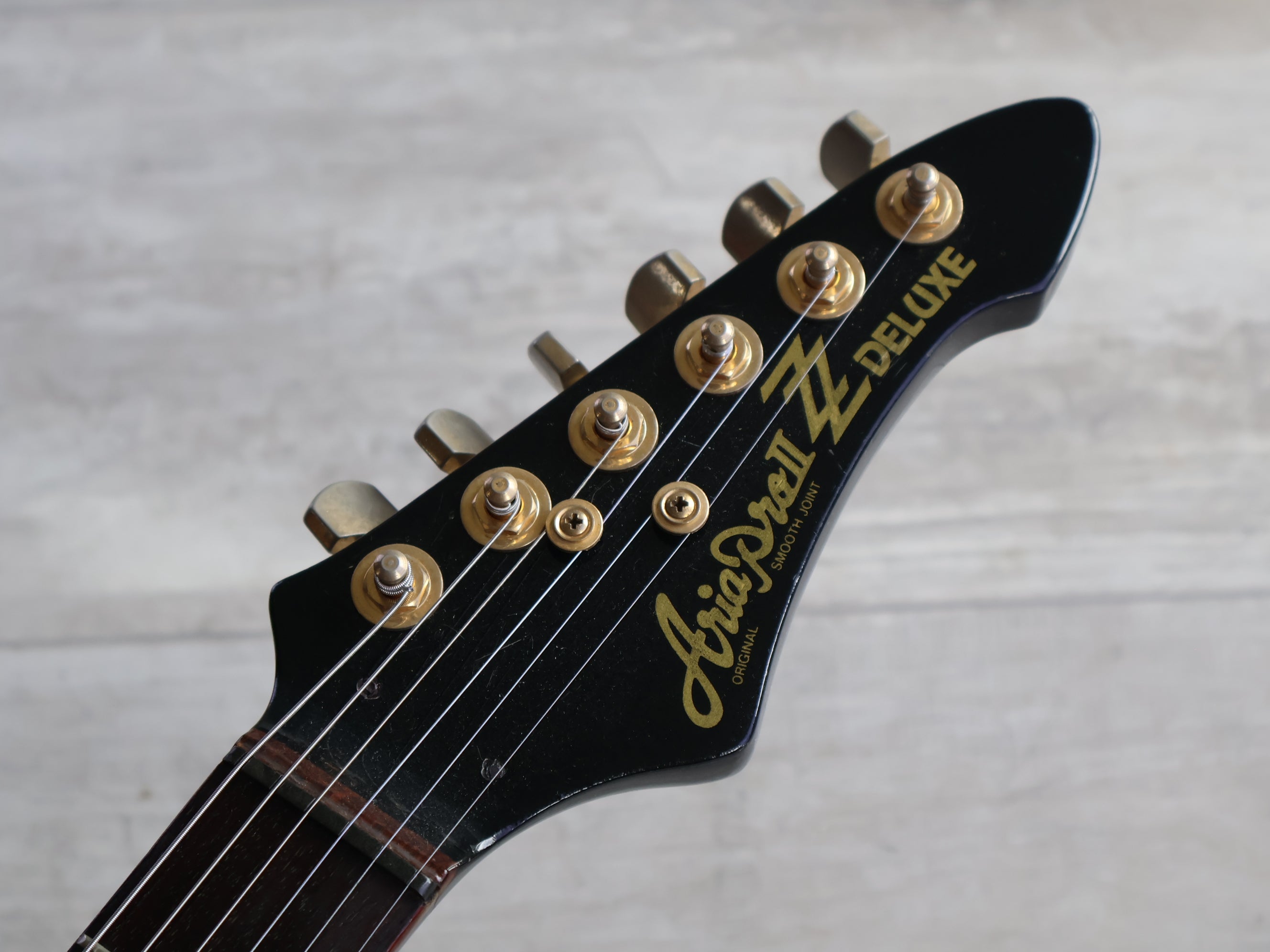 1983 Aria Pro II Japan ZZ Deluxe Explorer (Black/Red) – Cool Old