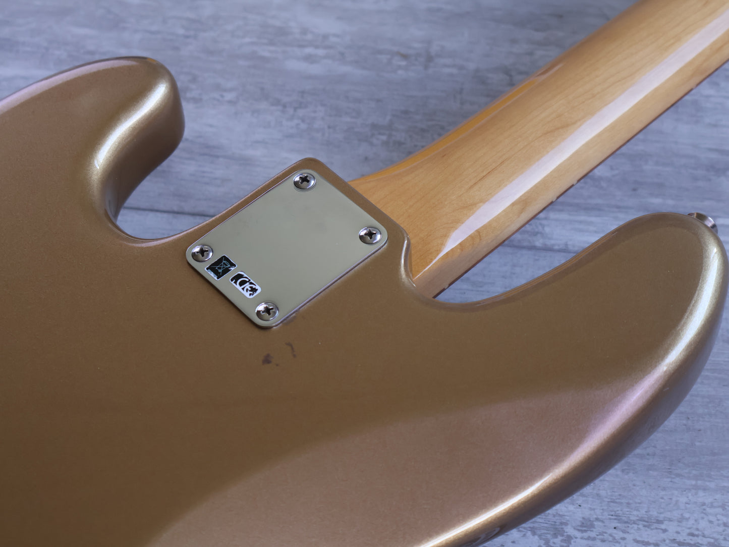 2019 Fender Vintera 60's Jazz Bass Pau Ferro (Firemist Gold)
