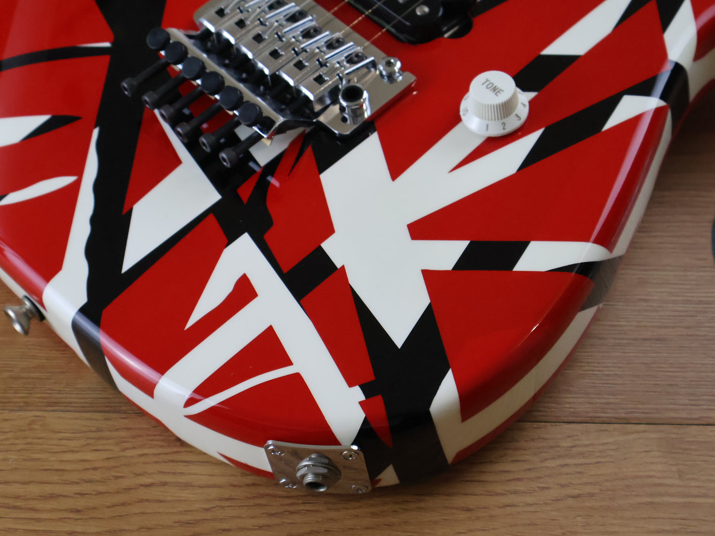 EVH	Striped Series Partscaster w/Bareknuckle Crawler (Red/Black/White)