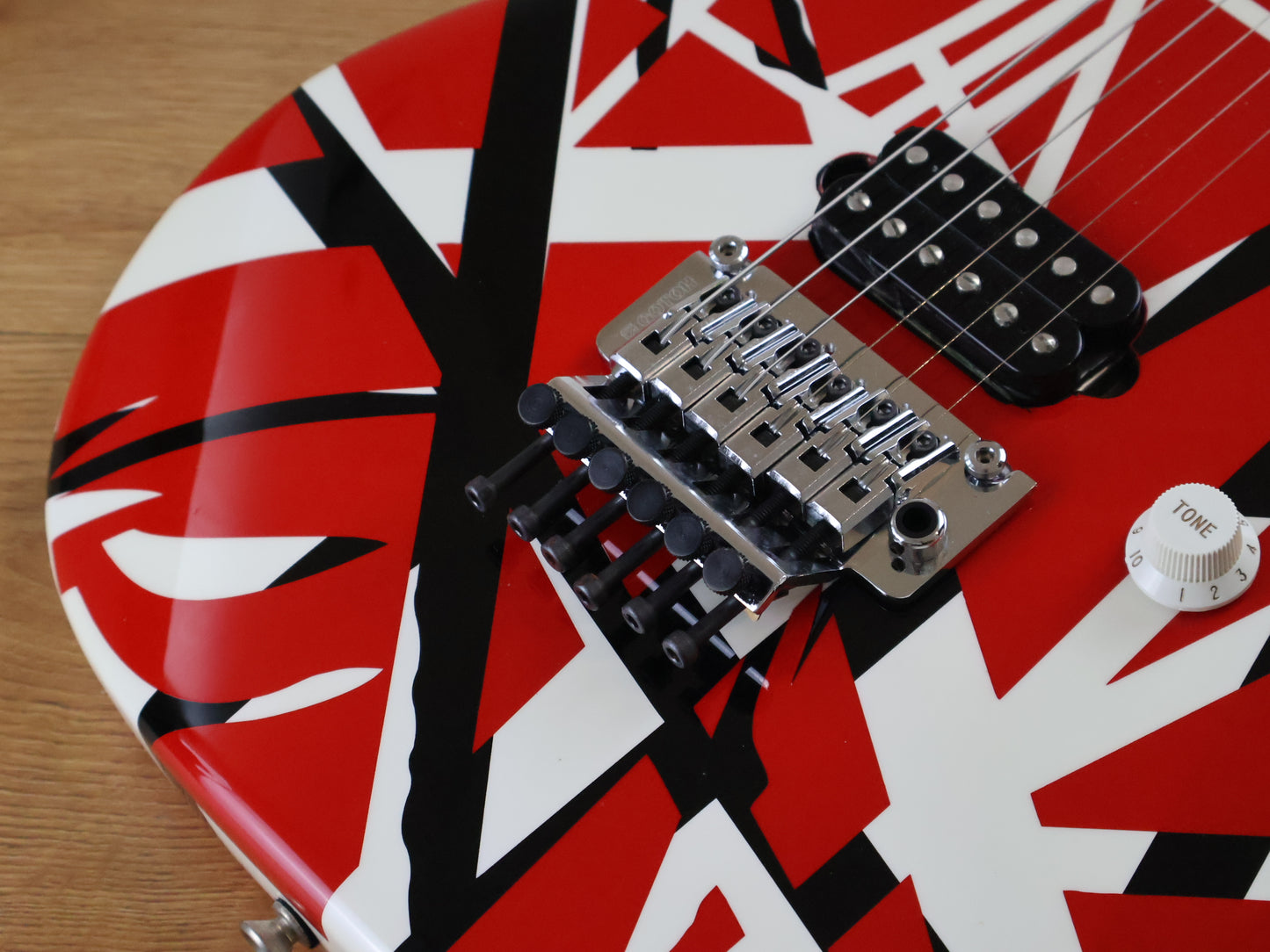EVH	Striped Series Partscaster w/Bareknuckle Crawler (Red/Black/White)