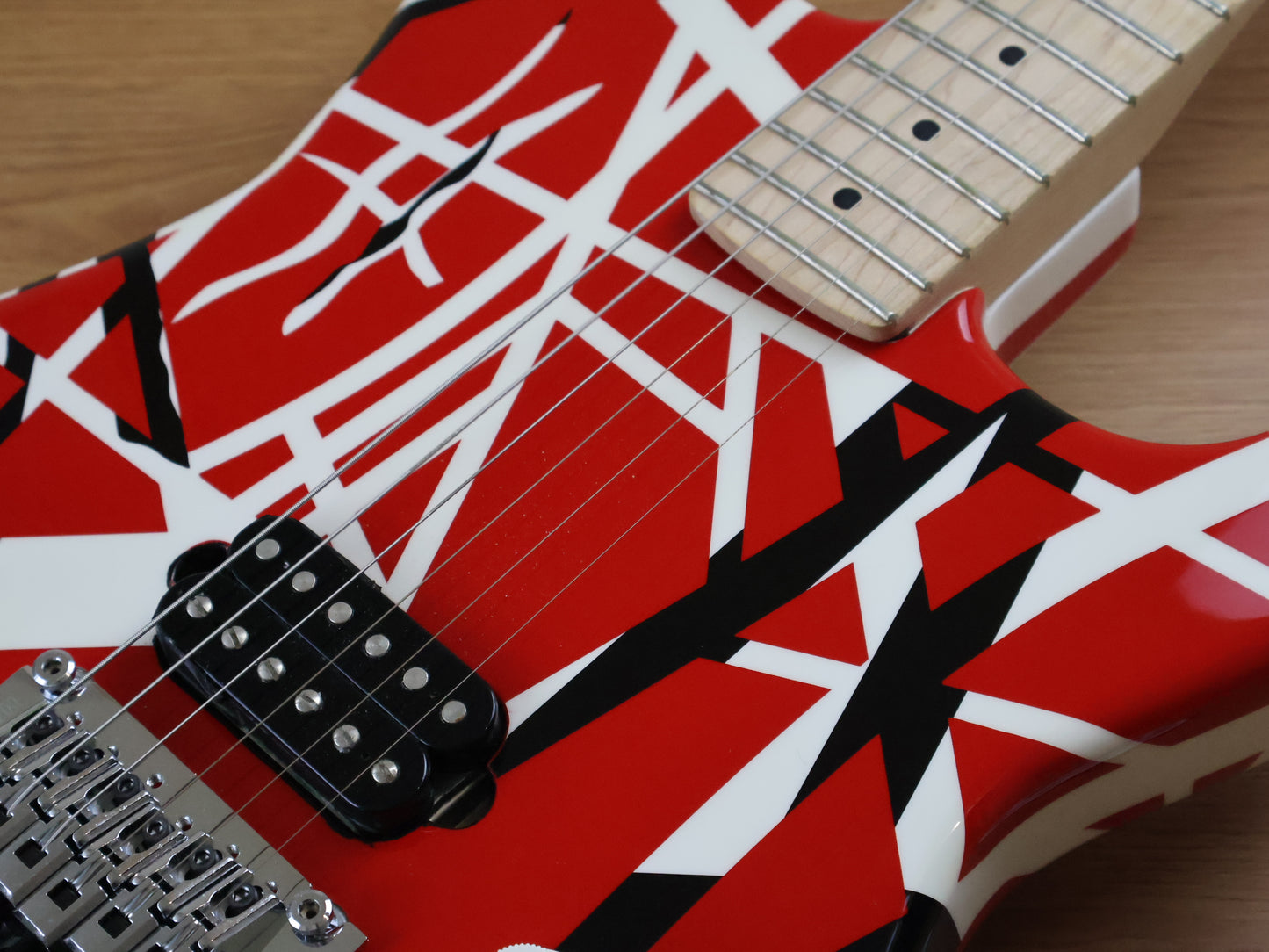 EVH	Striped Series Partscaster w/Bareknuckle Crawler (Red/Black/White)