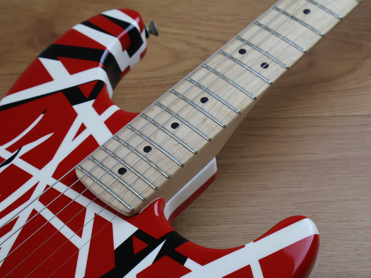 EVH	Striped Series Partscaster w/Bareknuckle Crawler (Red/Black/White)