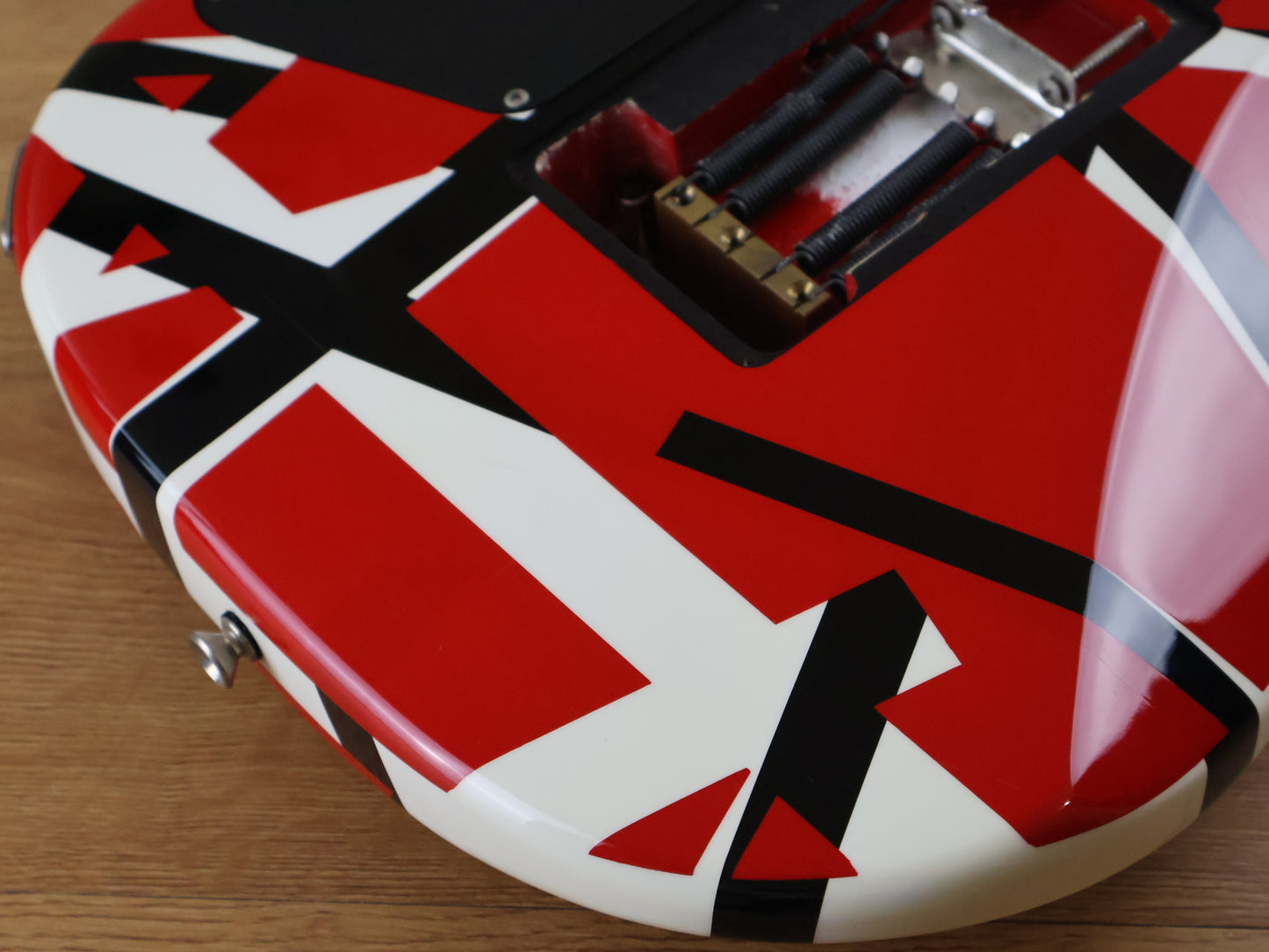 EVH	Striped Series Partscaster w/Bareknuckle Crawler (Red/Black/White)