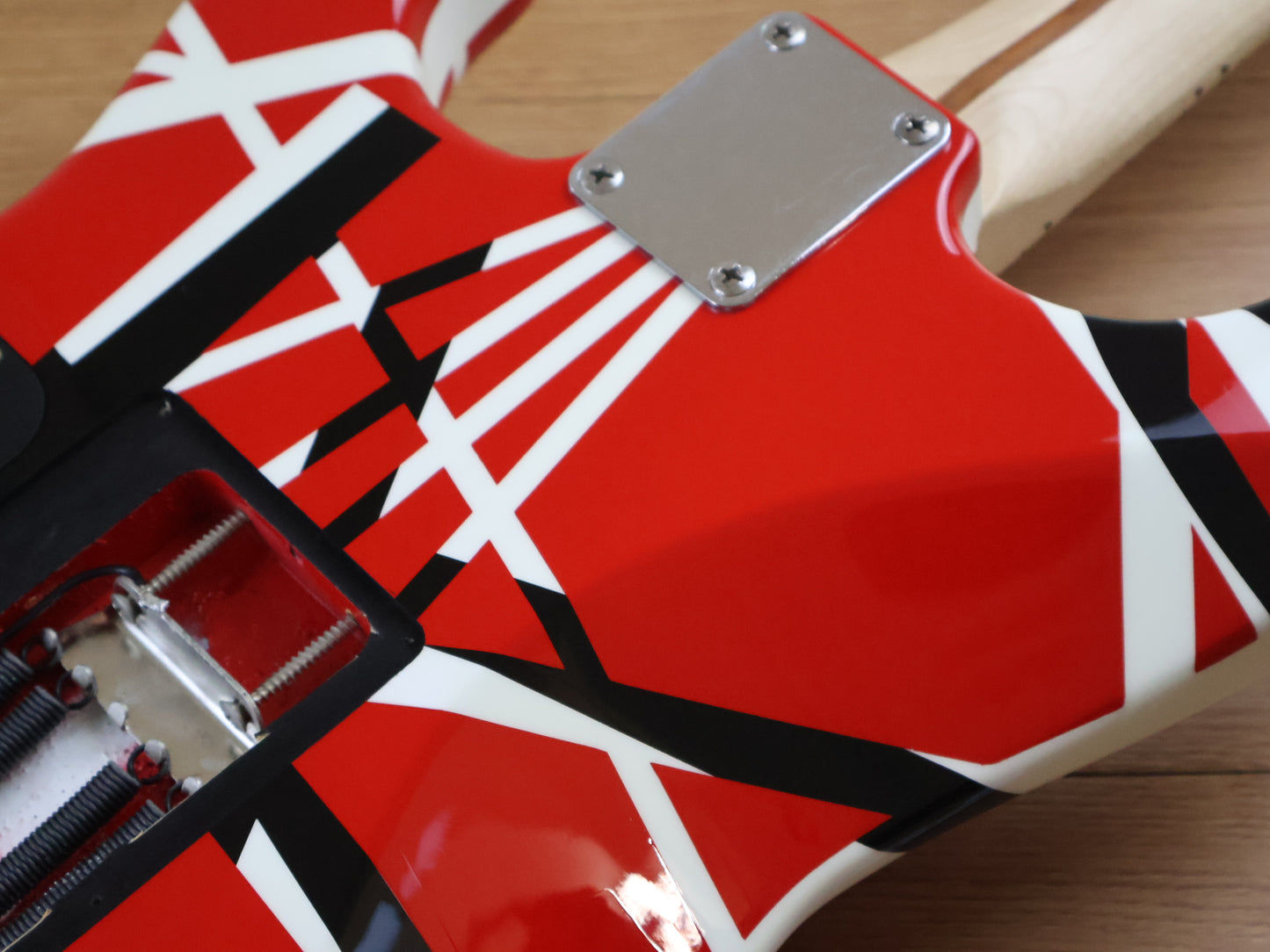 EVH	Striped Series Partscaster w/Bareknuckle Crawler (Red/Black/White)