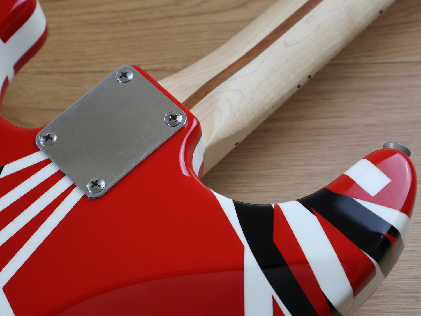 EVH	Striped Series Partscaster w/Bareknuckle Crawler (Red/Black/White)