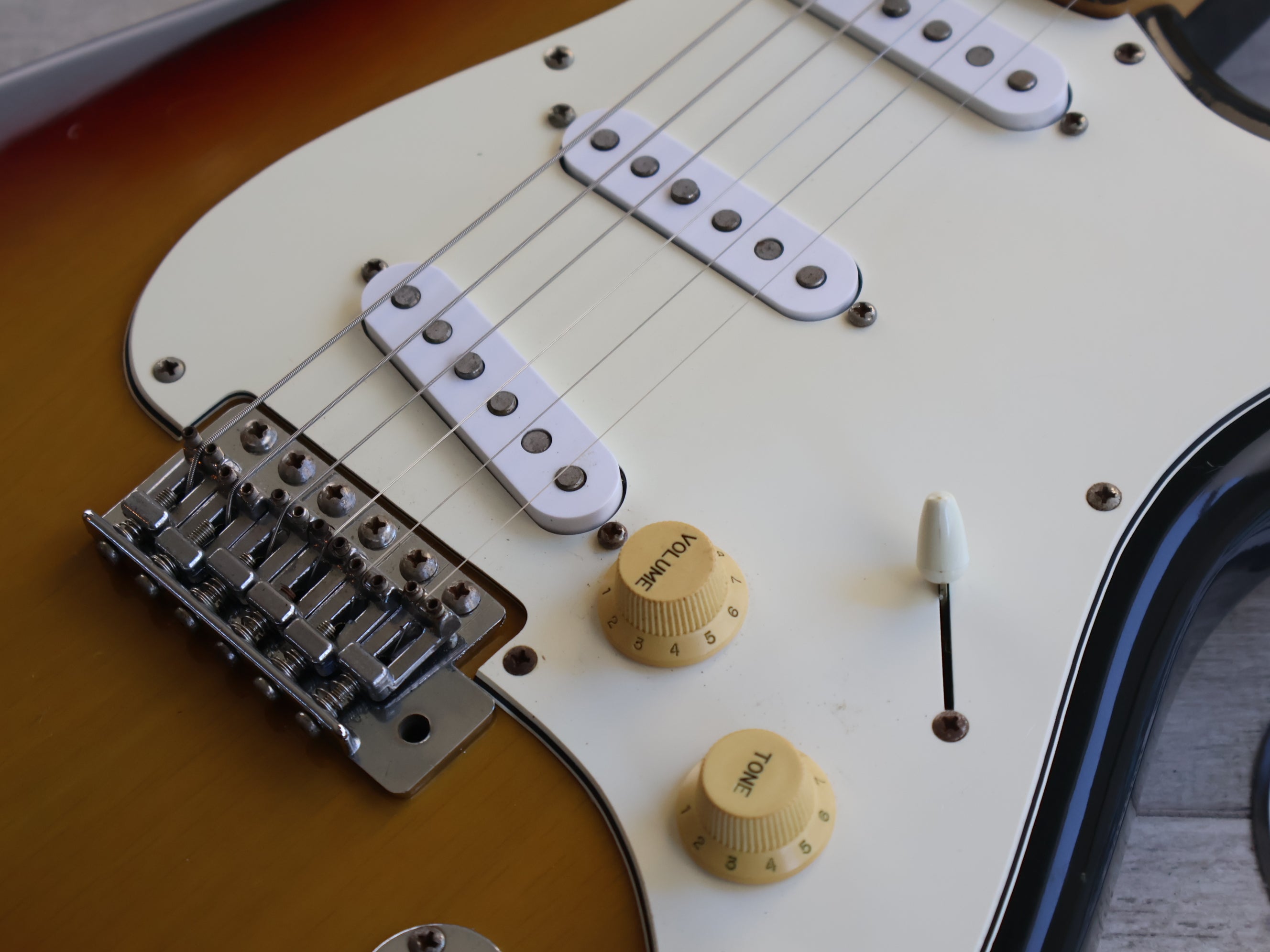 1977 Greco Japan SE-600 Sparkle Sounds Stratocaster (Sunburst