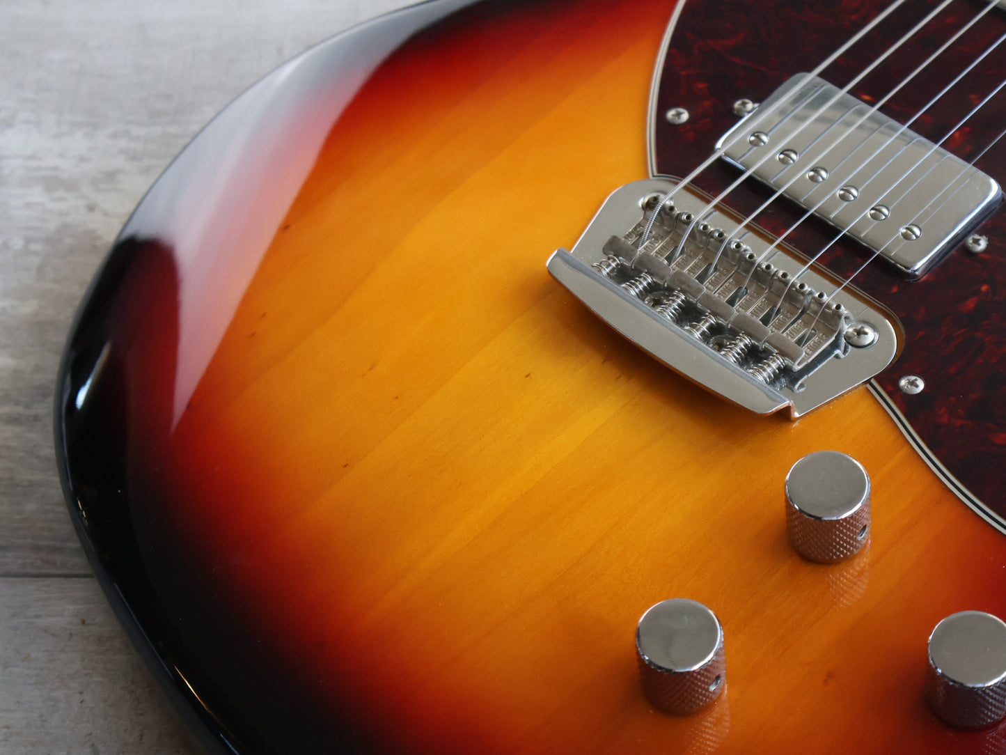 Squier Paranormal Series Toronado Offset (3-Tone Sunburst)