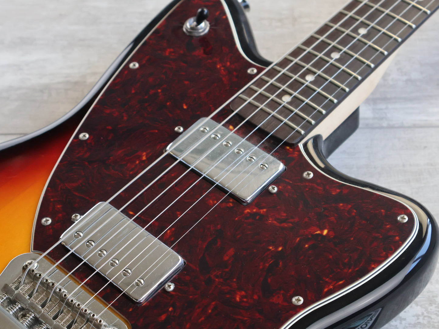 Squier Paranormal Series Toronado Offset (3-Tone Sunburst)