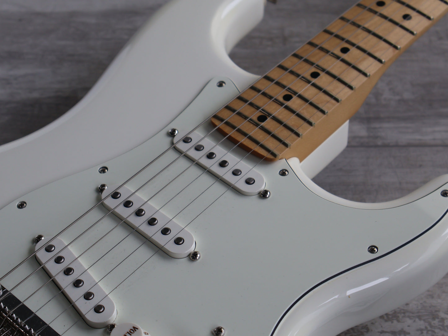 Fender Standard Stratocaster w/Maple Fingerboard (Olympic White)