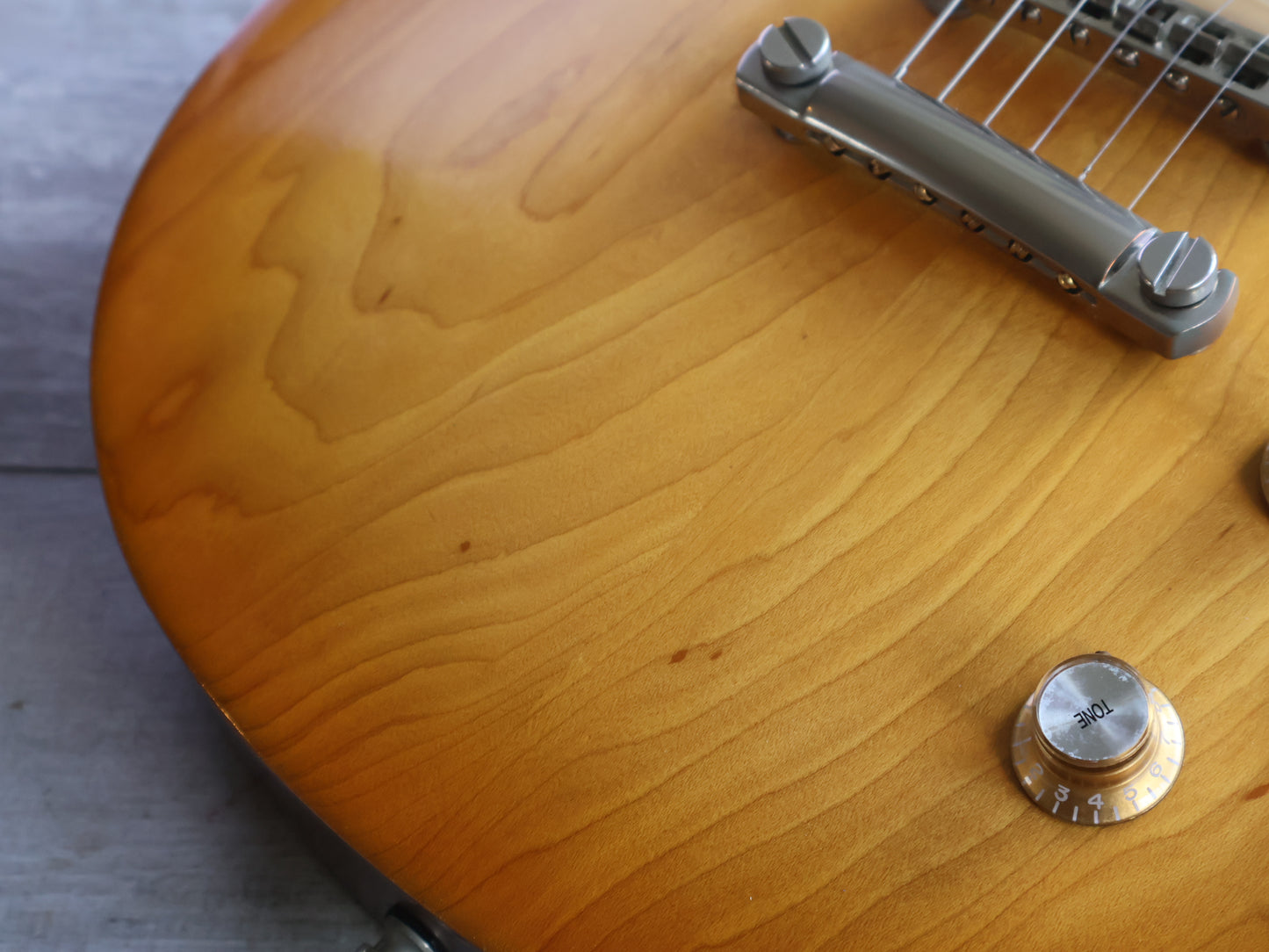 2017 Gibson Les Paul Studio Tribute T (Faded Honey Burst)
