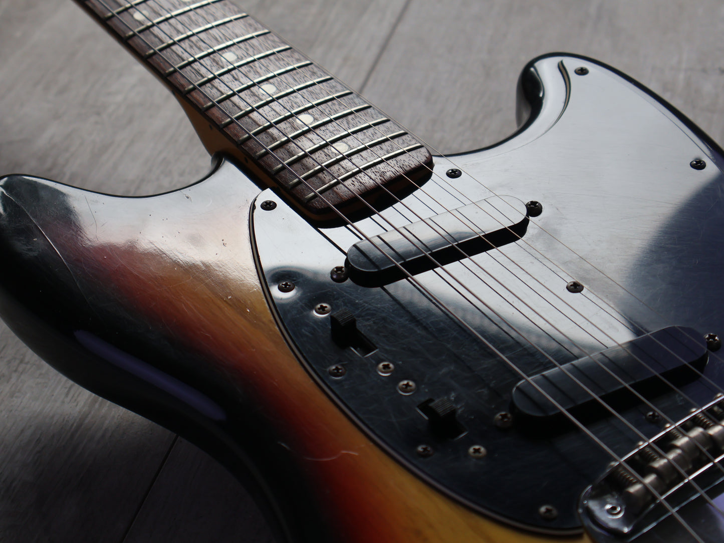 1977 Fender USA Mustang (Sunburst)