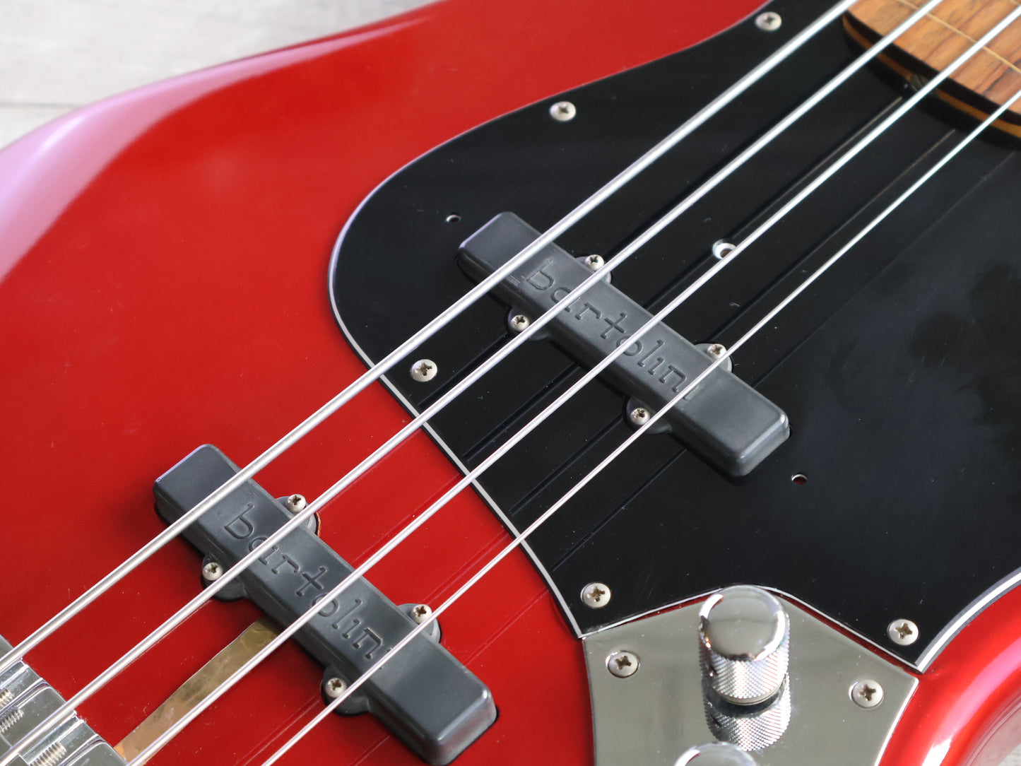 1991 Fender Japan JB62 Custom Edition Fretless Jazz Bass w/Bartolini's (Candy Apple Red)