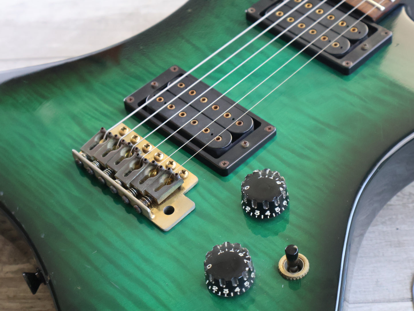 1982 Aria Pro II Japan U-DELUXE Urchin Deluxe (Green-Black Sunburst)