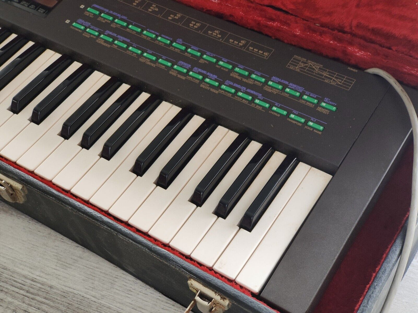 Yamaha DX21 Keyboard Synthesizer w/Case